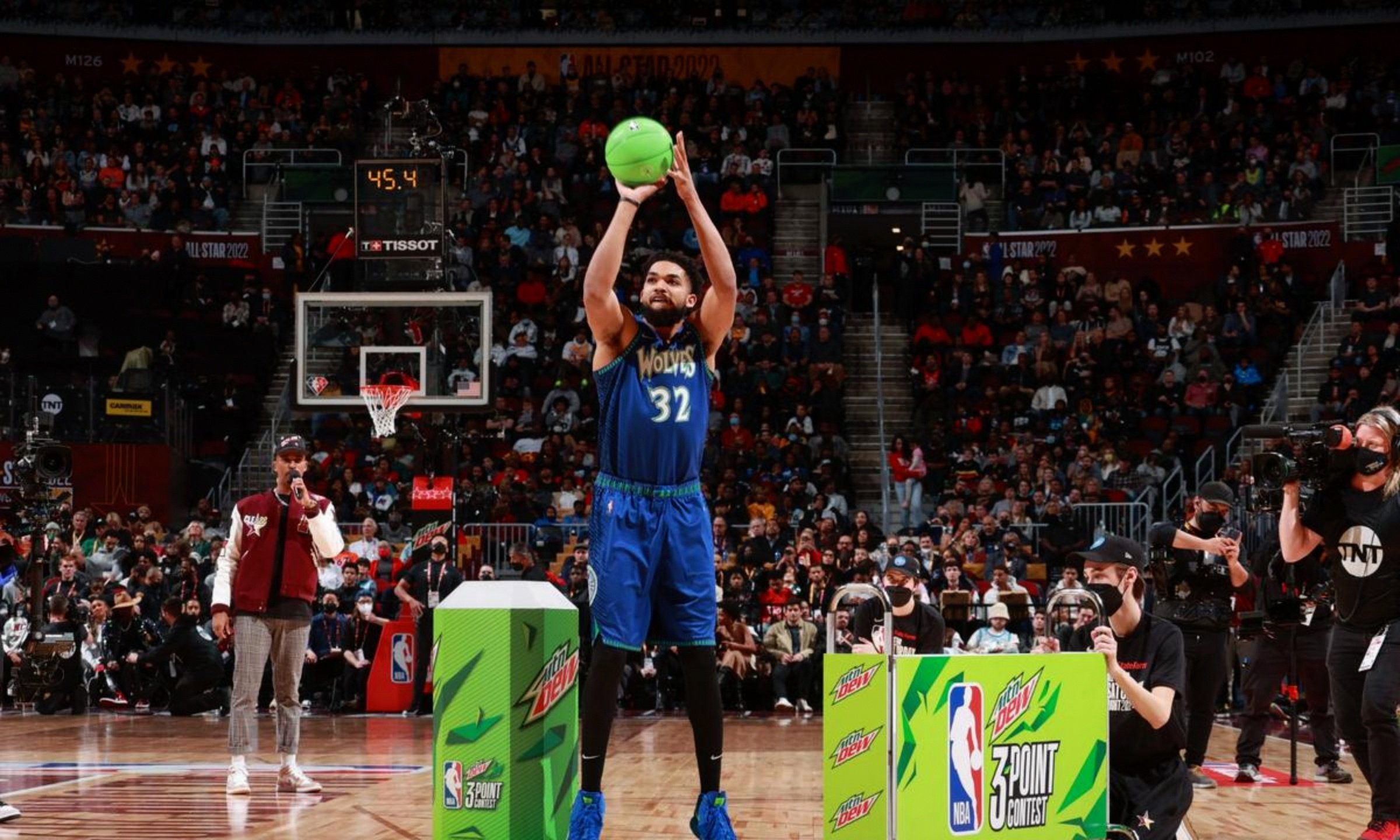 关于太狠了！菲尼克斯太阳围绕全明星赛防线松动字母哥新星突破纪录表现惊艳，风云突变布莱顿赛后主帅复盘的信息